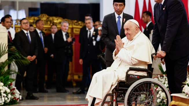 Paus Fransiskus (kedua dari kanan) dan Presiden Indonesia Joko Widodo (ketiga dari kanan) menghadiri pertemuan dengan pihak berwenang Indonesia, masyarakat sipil dan korps diplomatik di Istana Kepresidenan di Istana Kepresidenan, Jakarta, Rabu (4/9/2024). [WILLY KURNIAWAN / POOL / AFP]