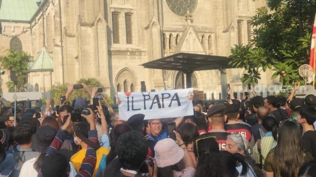 Naik Toyota Zenix ke Katedral, Jemaat Menyemut Sambut Paus Fransiskus: Viva Il Papa, Viva Papa Francisco