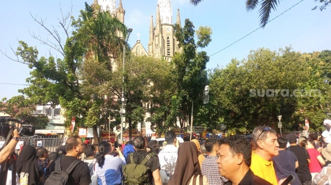 Penampakan masyarakat berjubel saat Paus Fransiskus kunjungi Gereja Katedral, Jakarta. (Suara.com/Fakhri)