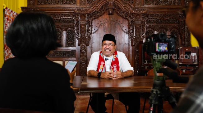 Bakal Calon Wakil Gubernur Jakarta, Rano Karno saat melakukan sesi wawancara dengan Tim Suara.com di Lebak Bulus, Jakarta, Rabu (4/9/2024). [Suara.com/Alfian Winanto]