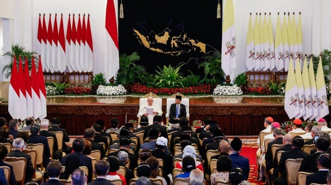 Paus Fransiskus (Kiri) dan Presiden Indonesia Joko Widodo menghadiri pertemuan dengan pihak berwenang Indonesia, masyarakat sipil, dan korps diplomatik di Istana Kepresidenan, Jakarta, Rabu (4/9/2024). [WILLY KURNIAWAN / POOL / AFP]