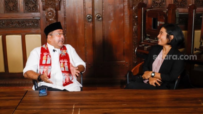 Bakal Calon Wakil Gubernur Jakarta, Rano Karno saat melakukan sesi wawancara dengan Tim Suara.com di Lebak Bulus, Jakarta, Rabu (4/9/2024). [Suara.com/Alfian Winanto]