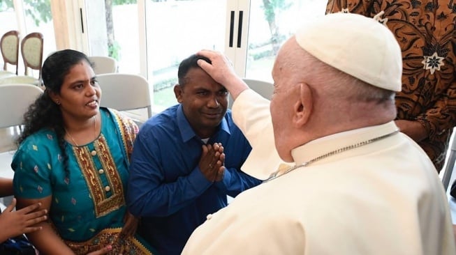 Paus Fransiskus bertemu dengan pengungsi di Indonesia. [Instagram/vaticannews]