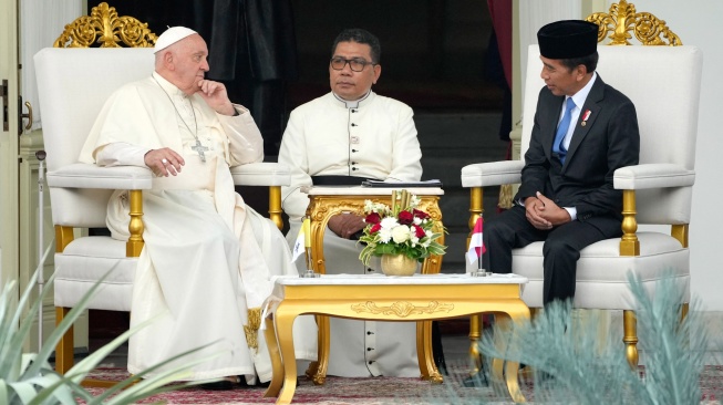 Paus Fransiskus (Kiri) berbicara dengan Presiden Indonesia Joko Widodo (kanan) di Istana Kepresidenan, Jakarta, Rabu (4/9/2024). [Achmad Ibrahim / POOL / AFP]