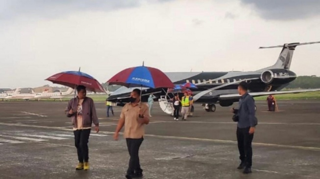 Potret diduga Bobby Nasution dan Kahiyang Ayu naik privat jet (X/MurtadhaOne1)