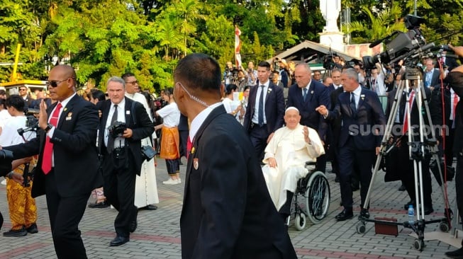 Papa Francisco mendengarkan teriakan penulis "Mio Santo Padre!" [Suara.com/CNR ukirsari]