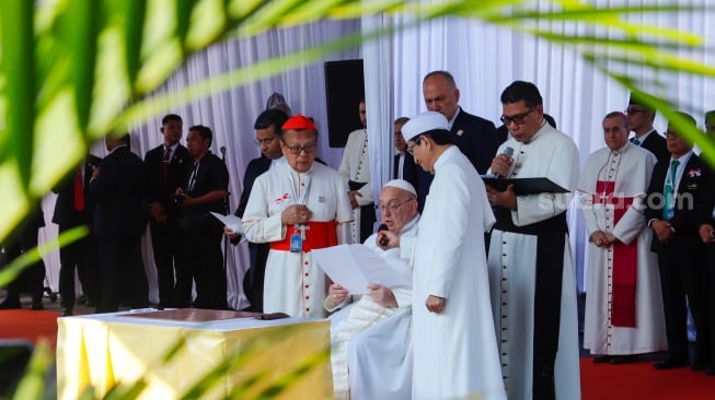 Pemimpin Takhta Suci Vatikan Paus Fransiskus (tengah) didampingi Imam Besar Masjid Istiqlal Nassarudin Umar  berpidato di depan Terowongan Silaturahmi di Masjid Istiqlal, Jakarta, Kamis (5/9/2024). [Suara.com/Alfian Winanto]