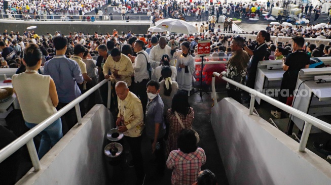 Umat Katolik mengikuti Misa Akbar di Stadion Utama Gelora Bung Karno (GBK), Senayan, Jakarta, Kamis (5/9/2024). [Suara.com/Alfian Winanto]