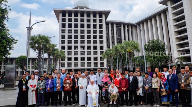 Pemimpin Takhta Suci Vatikan Paus Fransiskus (tengah, kanan) didampingi Imam Besar Masjid Istiqlal Nasaruddin Umar (tengah,kiri) foto bersama dengan para menteri dan pejabat tinggi lainnya di Masjid Istiqlal, Jakarta, Kamis (5/9/2024). [Suara.com/Alfian Winanto]