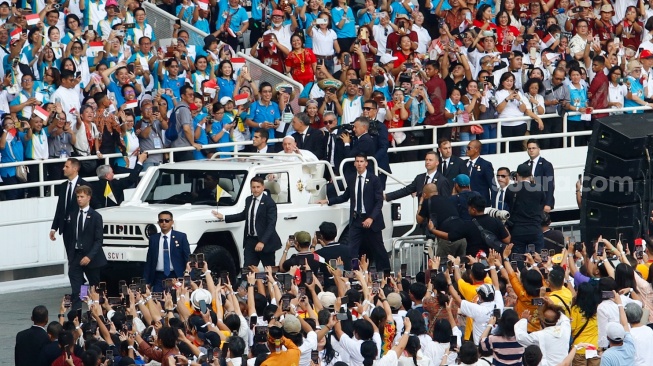 Pemimpin Takhta Suci Vatikan Paus Fransiskus menyapa umat Katolik sebelum mengikuti Misa di Stadion Utama Gelora Bilung Karno (GBK) Senayan, Jakarta, Kamis (5/9/2024). [Suara.com/Alfian Winanto]