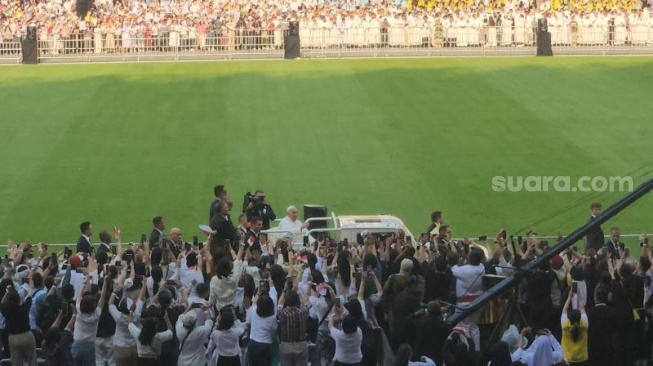 Naik Maung Buatan Pindad, Paus Fransiskus Sapa Jemaat di GBK: Viva Il Papa Bergemuruh