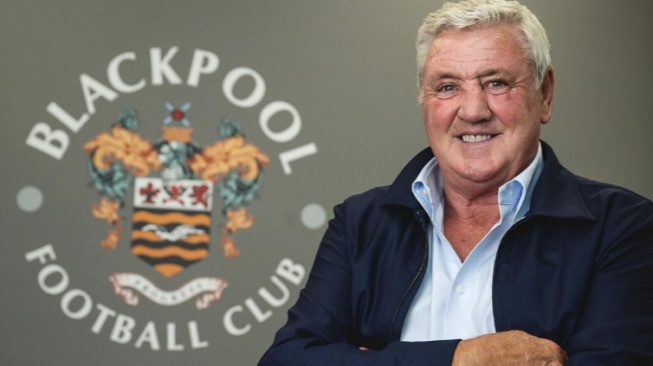 Pelatih Baru Elkan Baggott di Blackpool, Steve Bruce. (Instagram/blackpoolfc)