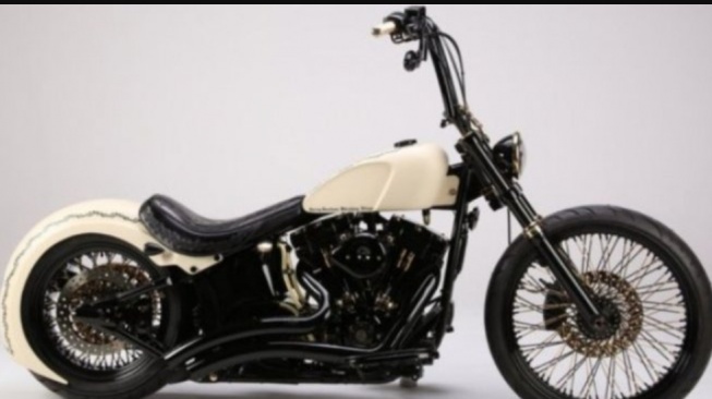 Moge kustom Harley Davidson bertanda tangan Paus Fransiskus (Visodown)