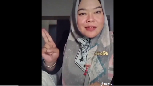 Kadisdik Kalsel Marah Usai Ditegur Merokok di Ruang AC, Netizen Bela Ibu Guru yang Menegur