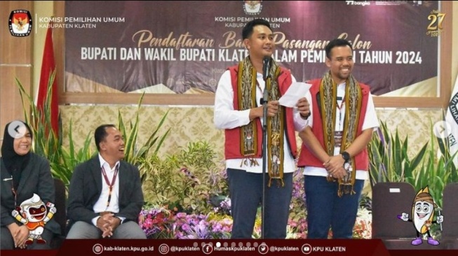 Pasangan calon (paslon) bakal cabup-cawabup Hamenang Wajar Ismoyo-Benny Indra Ardhianto saat mendaftar di KPU Klaten. [Instagram @kpuklaten]