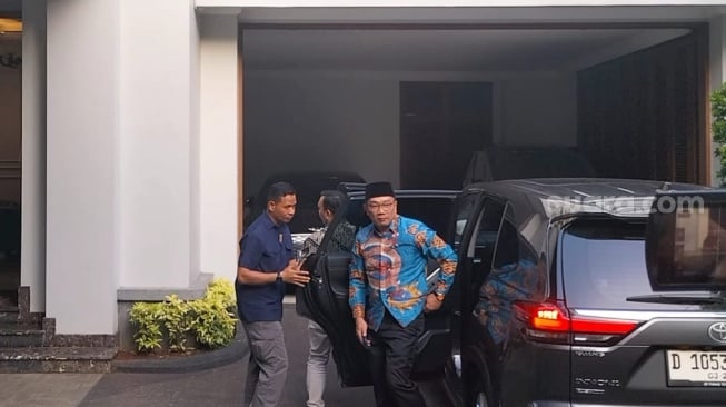 Bakal calon gubernur Jakarta Ridwan Kamil menyambangi kediaman Wakil Presiden ke 10 dan ke 12 RI, Jusuf Kalla (JK) di Kawasan Darmawangsa, Jakarta Selatan, Kamis (5/9/2024) sore. (Suara.com/Bagaskara)