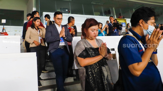 Umat Katolik mengikuti Misa Akbar di Stadion Utama Gelora Bung Karno (GBK), Senayan, Jakarta, Kamis (5/9/2024). [Suara.com/Alfian Winanto]