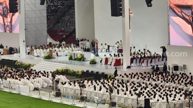 Penampakan Misa Akbar yang dipimpin Paus Fransiskus di SUGBK, Senayan, Jakarta. (Suara.com/Fakhri)