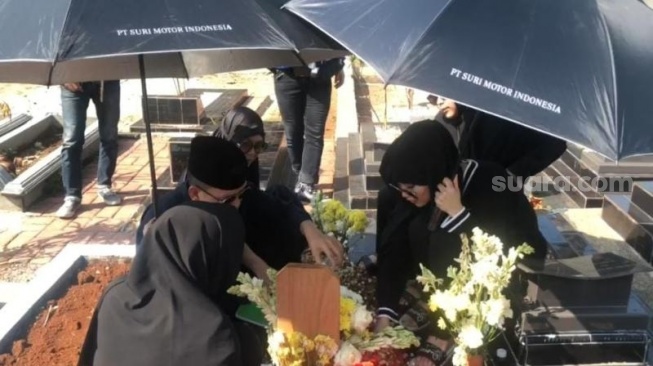 Ayu Ting Ting bersama keluarga berziarah ke makam keponakannya, Baby Zoltan di di TPU Lemperes Sukmajaya, Depok, Jawa Barat, Kamis (5/9/2024). [Tiara Rosana/Suara.com] 