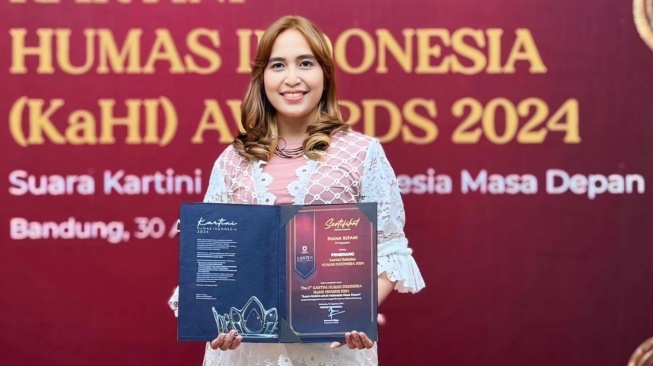 Kepala Departemen Komunikasi Perusahaan PT Pegadaian, Riana Rifani dinobatkan sebagai Kartini Sahabat Humas Indonesia. (Dok: Pegadaian)