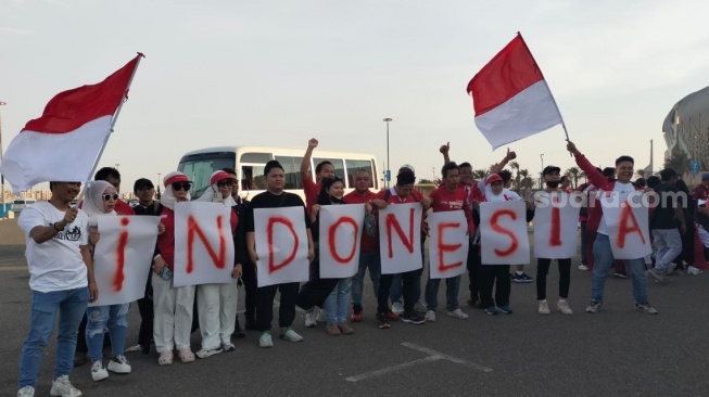 Suporter Indonesia yang berangkat dari Madinah menuju Jeddah, menonton langsung laga Arab Saudi vs Timnas Indonesia di Stadion King Abdullah Sports City, Jumat (6/9) dinihari WIB. [Istimewa]