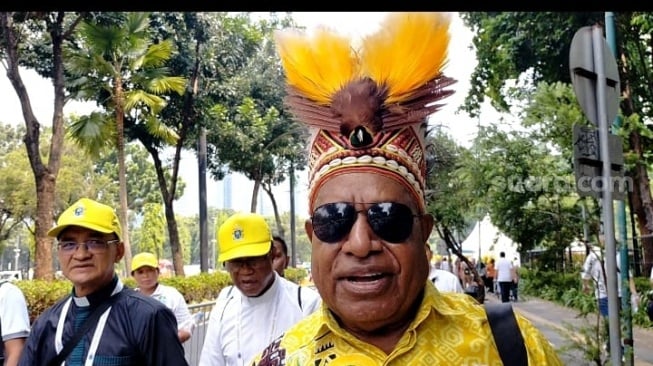 Topi khas Papua Tengah yang dikenakan seorang umat, Ende Mathius Wakerkwa [Suara.com/CNR ukirsari]