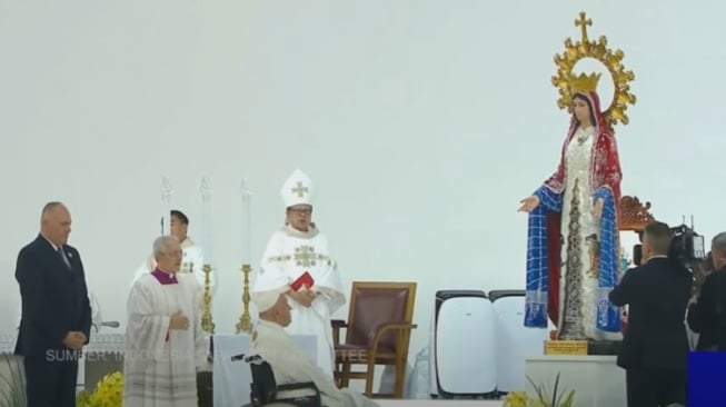 Paus berdoa di depan patung Bunda Maria Segala Suku (Indonesia Papal Visit Committee)