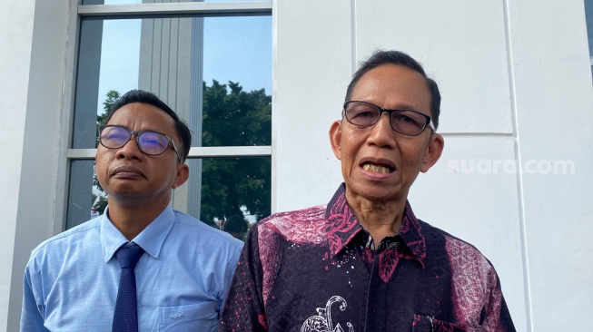 Daliun Sailan, kuasa hukum Yudha Arfandi saat ditemui di Pengadilan Negeri Jakarta Timur, Senin (2/9/2024). [Suara.com/Tiara Rosana]