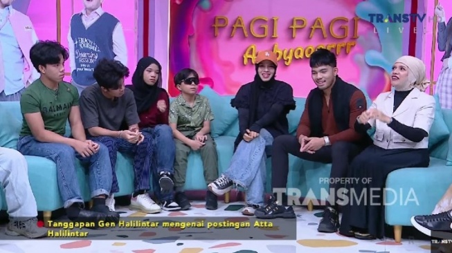 Saaih Halilintar perbaiki cara duduk saat tampil di acara tv (YouTube/TRANS TV Official)