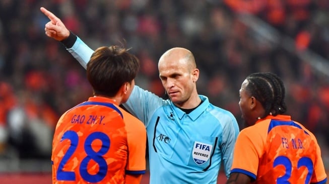 Wasit asal Yordania, Adham Mohammad Makhadmeh selama pertandingan perempat final Liga Champions AFC antara Yokohama F Marinos vs Shandong Taishan di Jinan, di provinsi Shandong timur Tiongkok pada 6 Maret 2024.STR / AFP.