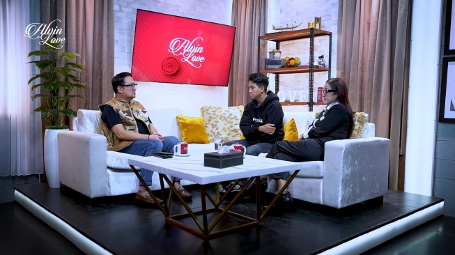 Potret Machica Mochtar bersama Muhammad Iqbal Ramadhan saat menjadi bintang tamu YouTube Alvin Adam (YouTube/ALVIN in LOVE)