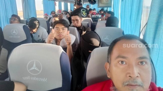 Suasana dalam bus suporter Indonesia yang berangkat dari Madinah menuju Jeddah, menonton langsung laga Arab Saudi vs Timnas Indonesia di Stadion King Abdullah Sports City, Jumat (6/9) dinihari WIB. [Istimewa]