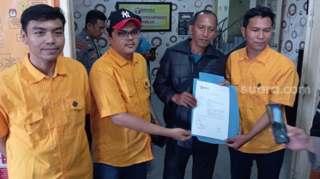 Lurah di Cilegon Bagi-bagi Kaos dan Pasang Spanduk Bacalon Wali Kota Dilaporkan