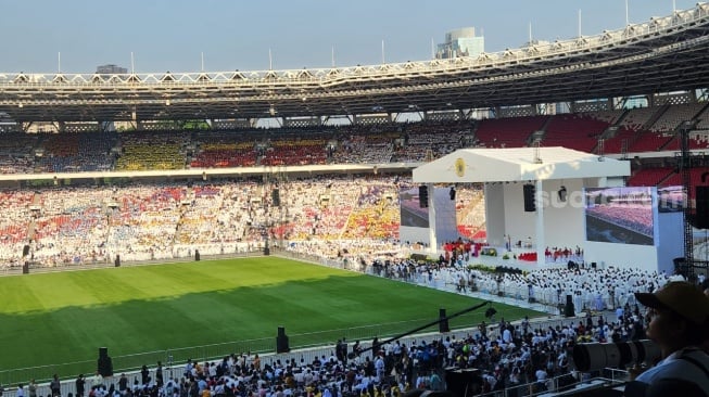 Penampakan ribuan jemaat jelang Misa Akbar Paus Fransiskus di Stadion Utama Gelora Bung Karno, Senayan, Jakarta. (Suara.com/Fakhri)