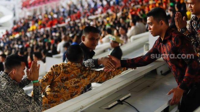 Umat Katolik mengikuti Misa Akbar di Stadion Utama Gelora Bung Karno (GBK), Senayan, Jakarta, Kamis (5/9/2024). [Suara.com/Alfian Winanto]