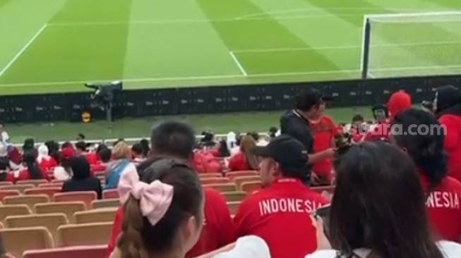 Suporter Indonesia yang berangkat dari Madinah menuju Jeddah, menonton langsung laga Arab Saudi vs Timnas Indonesia di Stadion King Abdullah Sports City, Jumat (6/9) dinihari WIB. [Istimewa] 