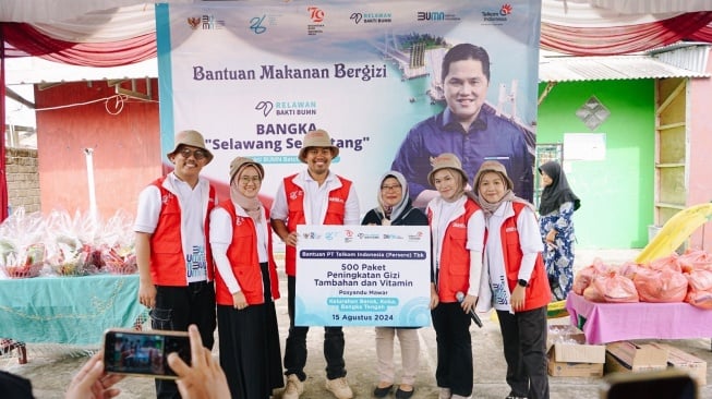 Relawan Bakti BUMN Batch VI menyerahkan 500 paket bantuan peningkatan gizi tambahan danvitamin pada perwakilan Posyandu Mawar di Desa Namang, Bangka Tengah pada, Kamis (15/8/2024). (Dok: Telkom)