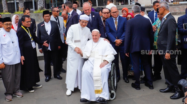 Pemimpin Takhta Suci Vatikan Paus Fransiskus (tengah, kanan) bersalaman dengan Imam Besar Masjid Istiqlal Nasaruddin Umar (tengah,kiri) usai melakukan foto bersama di Masjid Istiqlal, Jakarta, Kamis (5/9/2024). [Suara.com/Alfian Winanto]