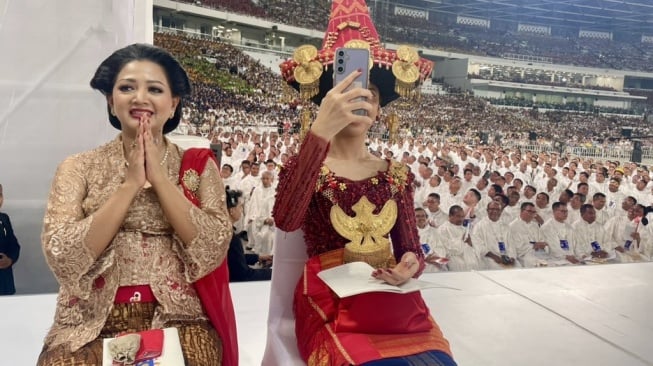 Lyodra Ginting dan Lisa A Riyanto di acara misa akbar bersama Paus Fransiskus di Stadion Utama Gelora Bung Karno, Kamis (5/9/2024). [Twitter]