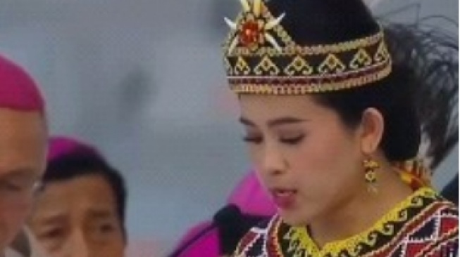 Tri Natali Urada, Sosok Pembaca Doa Umat Berbahasa Dayak dalam Misa Akbar di GBK Bersama Paus Fransiskus