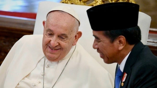 Presiden Joko Widodo (Jokowi) duduk bersama Paus Fransiskus. (Instagram/franciscus)