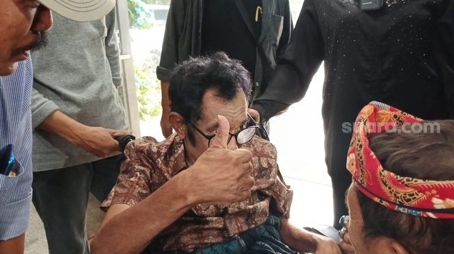 Hamdan ATT dan istrinya, Hasibah di Duren Kalibata, Jakarta Selatan, Kamis (5/9/2024) [Suara.com/Rena Pangesti]
