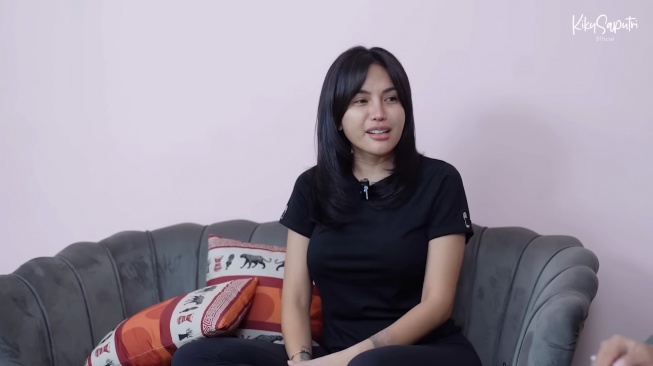 Potret Nikita Mirzani ketika menjadi bintang tamu di konten YouTube Kiky Saputri (YouTube/Kiky Saputri Official)