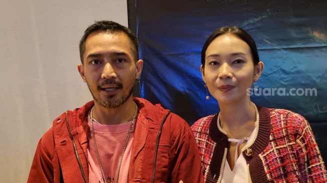 Yama Carlos bersama pacar barunya, Carina Ivola di kawasan Kuningan, Jakarta, Kamis (5/9/2024) [Suara.com/Adiyoga Priyambodo].