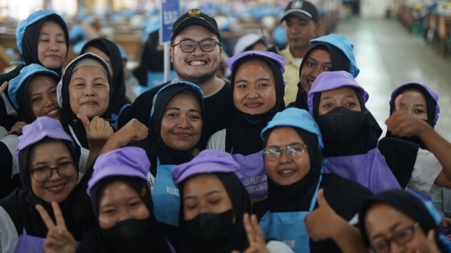 Salurkan BLT DBHCHT, Mas Dhito Disambut Antusiasme Ribuan Buruh Pabrik SKT Pare