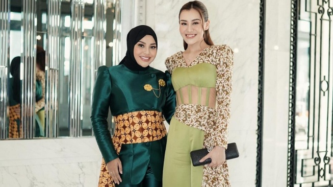 Potret Aaliyah Massaid dan Aurel Hermansyah di perayaan anniversary brand AYOM Skincare (Instagram/aaliyah.massaid)