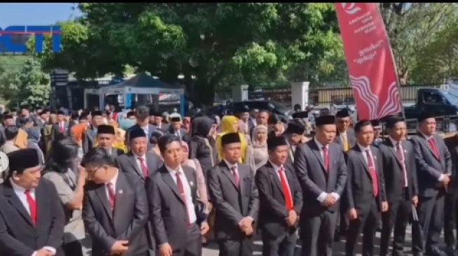 Potongan video puluhan caleg terpilih setelah resmi dilantik menjadi anggota DPRD Kabupaten Subang. (tangkapan layar/ist)