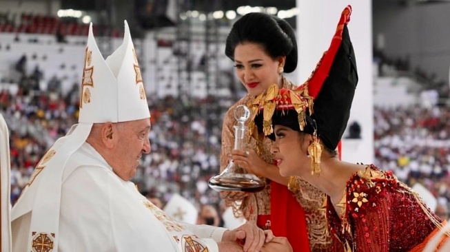 Lyodra Ginting mendapatkan berkat dari Paus Fransiskus di Misa Akbar. (Instagram/@lyodraofficial)