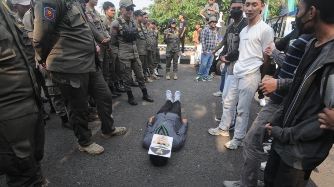 Mahasiswa 'Shalatkan' Asmawa Tosepu, Minta Segera Angkat Kaki dari Kabupaten Bogor, Ini Alasannya