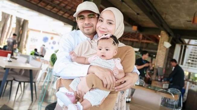 Raffi Ahmad, Nagita Slavina, dan Baby Lily. (Instagram/raffinagita1717)